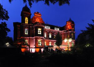 Beleuchtete Villa Ecarius im blauen Nachthimmel