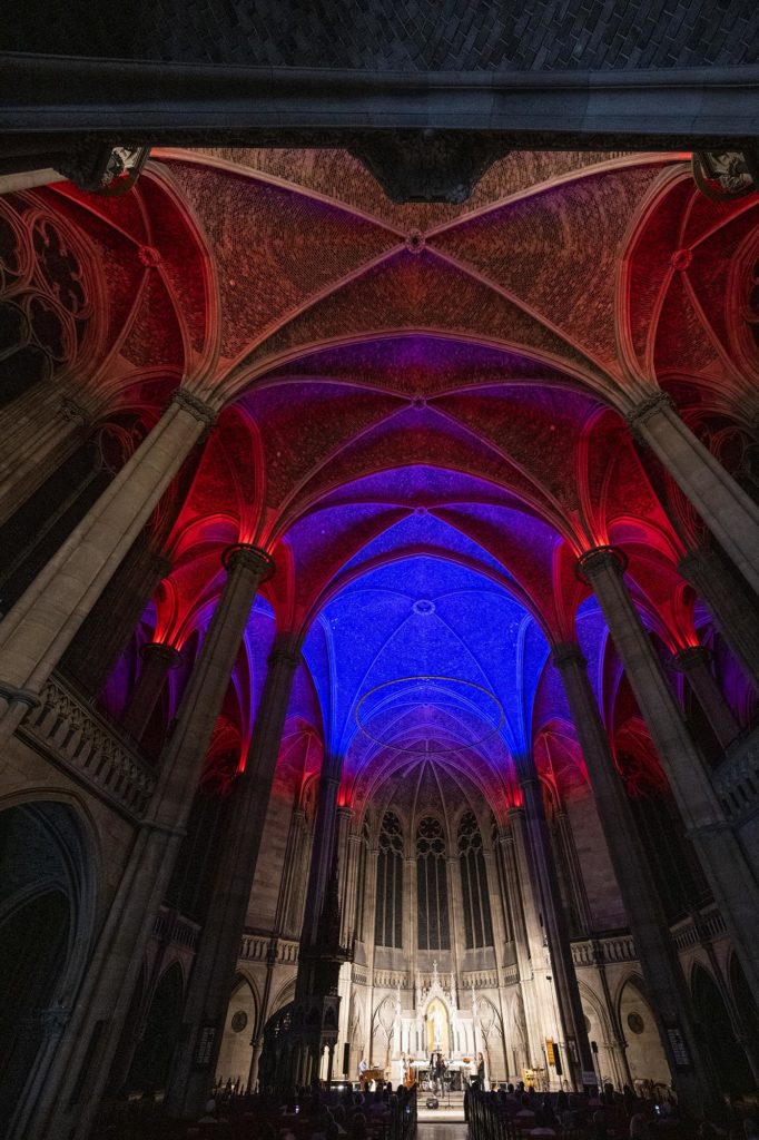 Rote und blaue Beleuchtung der Kirchengwölbe