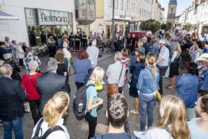 Viele Zuschauer bei der Verlegung der Stolpersteine für die Familien Hirsch und die Familien Marx vor dem Haus Maximilanstraße 31