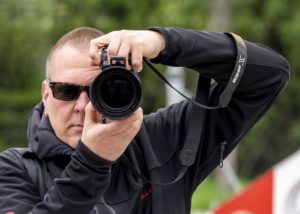 Fotograf Klaus Venus fotografiert sich selbst auf der Frühjahrsmesse Speyer in einem Spiegel