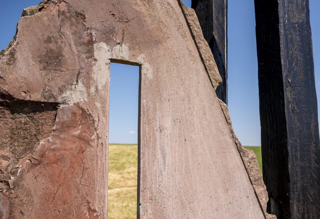 Plastik "Neue Aussicht" von Alfred Wolf in Form eines roten Sandsteingiebdls mit Aussparungen zum Durchsehen