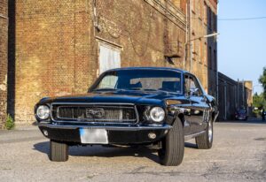 Schwarzer Oldtimer Ford Mustang zwischen Backsteingebäuden im Industriehof Speyer